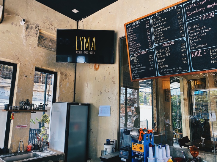 LYMA juga menyediakan berbagai minuman untuk mendampingi daging brisket. (Foto MP/Shenna) 
