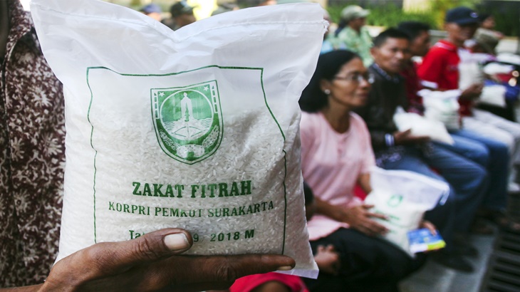 Warga terima zakat fitrah