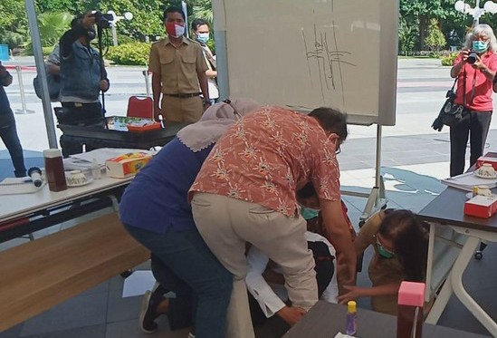 Bersujud di Depan Dokter se-Surabaya, Risma: Saya tak Pantas Jadi Wali Kota