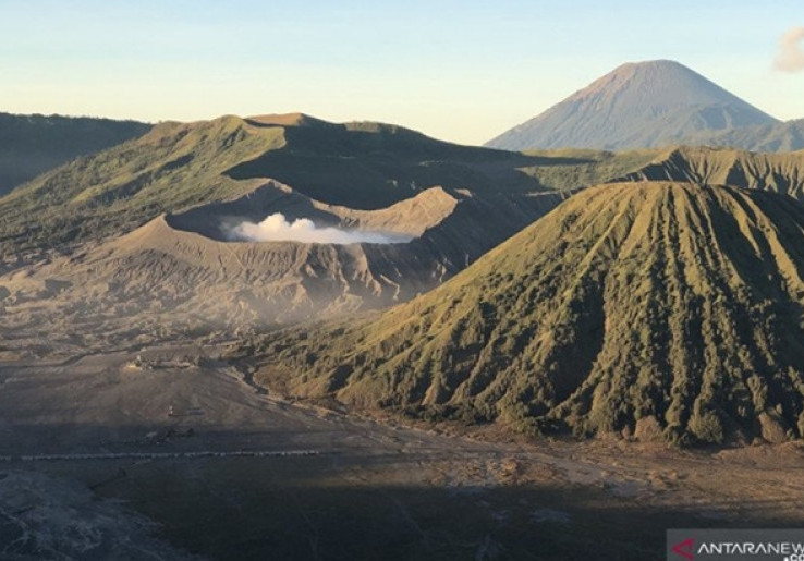 TNBTS Gelar Upacara HUT RI di Lautan Pasir Gunung Bromo