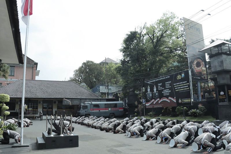 Jajaran Polresta Malang Sujud Minta Maaf atas Tragedi Kanjuruhan