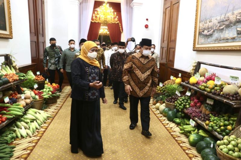 Gubernur Jatim Khofifah Indar Parawansa saat menunjukkan berbagai macam hasil pertanian kepada Ketua Umum DPP Partai Gerindra Prabowo Subianto, di Gedung Negara Grahadi, Surabaya, Selasa (3/5/2022) malam. ANTARA/HO-Biro Adpim Jatim