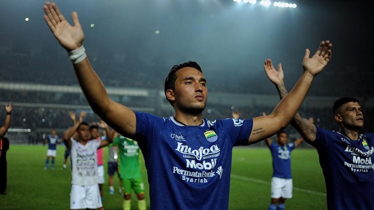 Ezra Walian Disambut Almere City