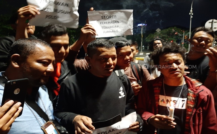 Wartawan menggelar aksi dekat Istana Negera memprotes tindak kekerasan yang dilakukan polisi terhadap awak media (MP/Kanu)