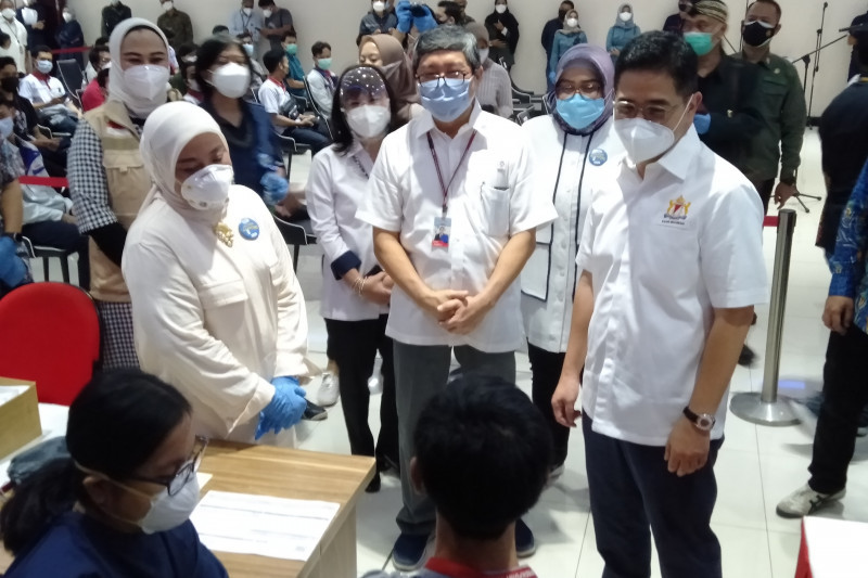 Vaksinasi di Pabrik Toyota. (Foto: Antara)