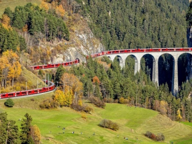 Pecahkan Rekor, Swiss Operasikan Kereta Terpanjang di Dunia