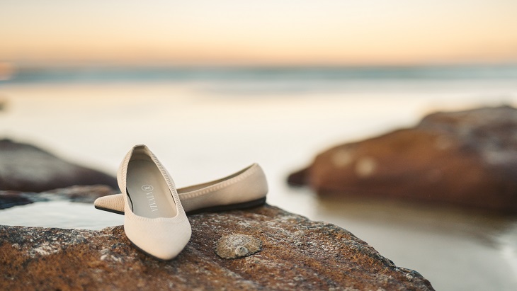 Tampil Feminin dengan Flat Shoes