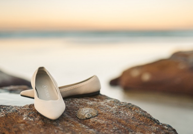 Tampil Feminin dengan Flat Shoes