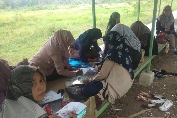   Mahasiswa Sekolah Tinggi Agama Islam (STAI) Latansa Mashiro Rangkasbitung tengah menggambar kekayaan potensi alam untuk mencintai tanah air dan menolak doktrin radikalisme maupun terorisme. (Foto: Antara)