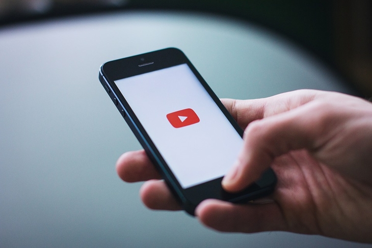 Youtube Kids sangat disarankan bagi orang tua ketika memberikan handphone kepada anak. (Foto: Pixabay/StockSnap)