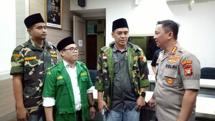 Kapolres Metro Jakarta Selatan Kombes Bastoni Purnama (kanan) bersama pengurus Pemuda Anshor pascapelaporan kasus persekusi terhadap anggotanya di Polres Metro Jakarta Selatan. ANTARA/Fianda Rassat