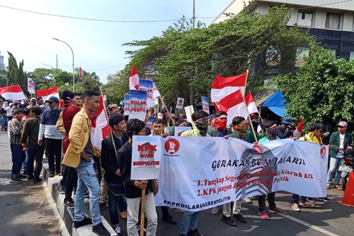 Ratusan massa dari Badan Eksekutif Mahasiswa (BEM) Jakarta menggelar demonstrasi di Gedung Komisi Pemberantasan Korupsi, Kuningan, Jakarta, Senin (30/9/2019). Massa menolak diterbitkannya Perppu KPK. (ANTARA/Andi Firdaus)