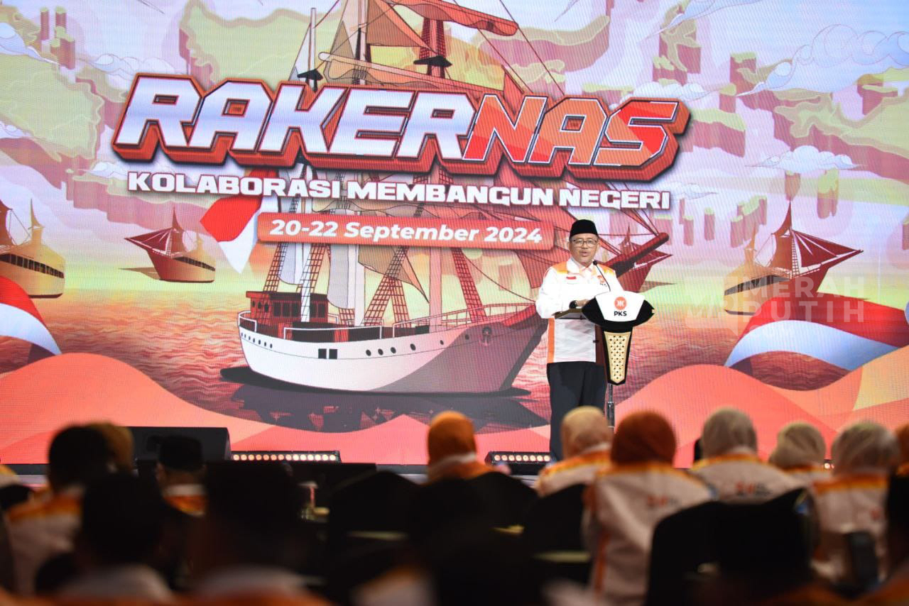 Pelaksana Harian (Plh) Presiden PKS Ahmad Heryawan saat menyampaikan laporan kegiatan Rakernas di Hotel Grand Sahid Jaya, Jakarta, Minggu (22/9/2024).
