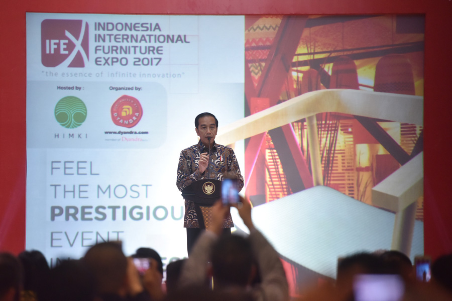 Kursi Rotan di Pameran Furniture Ini Bikin Jokowi Kagum