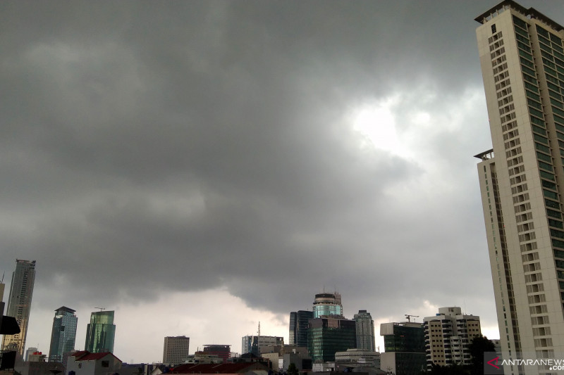 Mendung menghiasi sebagian langit di kawasan Jakarta Selatan, Kamis (1/7/2021). ANTARA/Dewa Ketut Sudiarta Wiguna