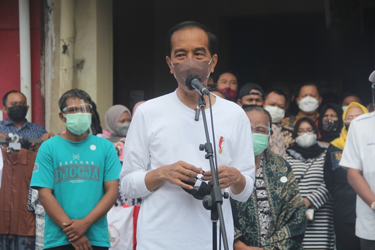Presiden Jokowi meluncurkan BLT PKL dna pedagang kecil di Malioboro. (Foto: MP/Biro Humas Pemda DIY)