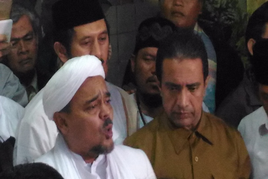 Rizieq Shihab usai jalani pemeriksaan di Polda Jabar