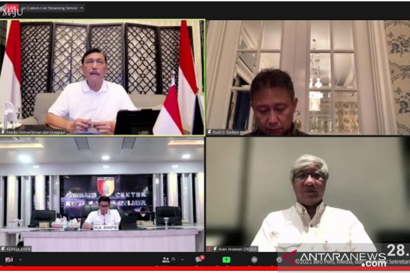 Tangkapan layar Menteri Kesehatan RI Budi Gunadi Sadikin (kanan atas) saat menyampaikan keterangan pers yang diikuti dari aplikasi Zoom, Minggu (28/11/2021). ANTARA/Andi Firdaus