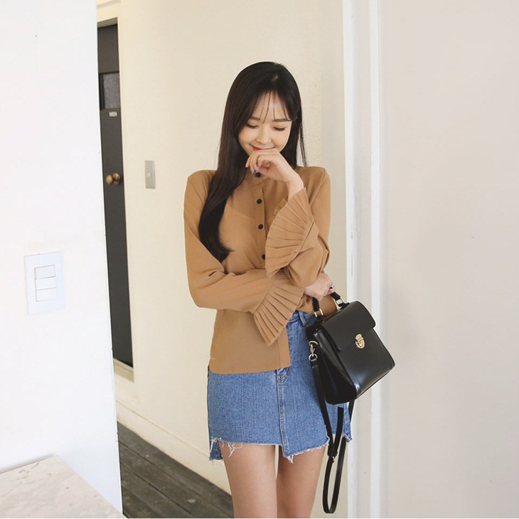 Kemeja lipit pas dipadu dengan rok mini. (Foto: istyle.id)