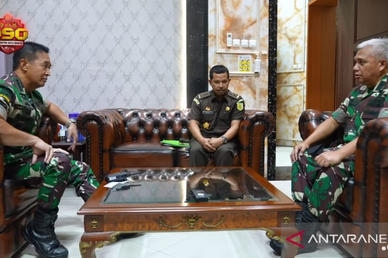 Panglima TNI Jenderal TNI Andika Perkasa menerima audiensi Jaksa Agung Muda bidang Tindak Pidana Militer (JAMPidmil) Kejaksaan Agung Laksamana Muda TNI Anwar Saadi membahas penanganan perkara penyalahgunaan Tabungan Wajib Perumahan Angkatan Darat (TWP AD), disiarkan melalui kanal YouTube Jenderal Andika Perkasa, Minggu (16/1/2022). (ANTARA/Laily Rahmawaty)