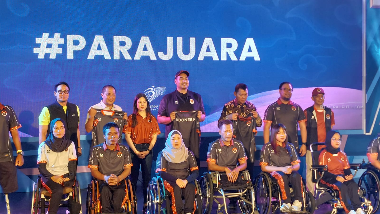 Jersey Kontingen Indonesia di Asian Para Games 2022 Bermotif Batik Megamendung