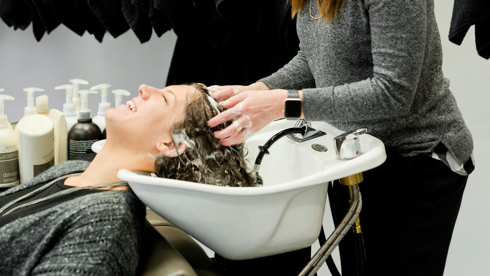 Kondisioner baik untuk menjaga kelembaban rambut. (Foto: Unsplash/Adam Winger)