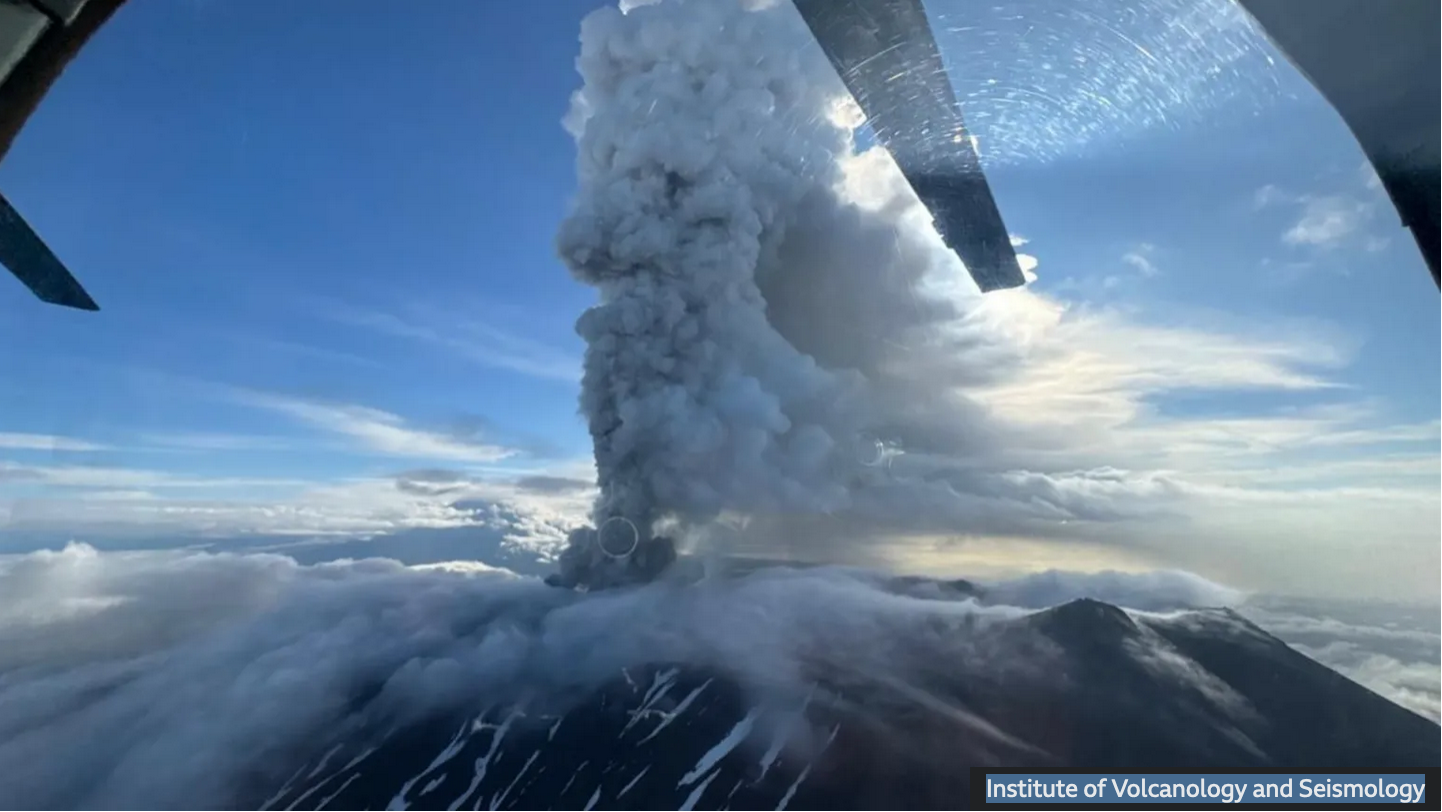 Pertama Kali dalam 500 Tahun Gunung Berapi Rusia Meletus, Ahli Sebut Terkait dengan Gempa Besar