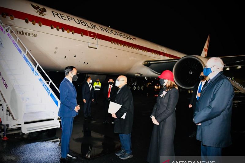 Presiden RI Joko Widodo (Jokowi) tiba di Glasgow, Skotlandia, untuk menghadiri KTT Pemimpin Dunia (Conference of Partites/COP) 26 mengenai perubahan iklim setelah bertolak dari KTT Kelompok 20 (G20) Roma, Italia, Minggu waktu setempat (31/10). (ANTARA/HO-Biro Pers Sekretariat Presiden/Laily Rachev)