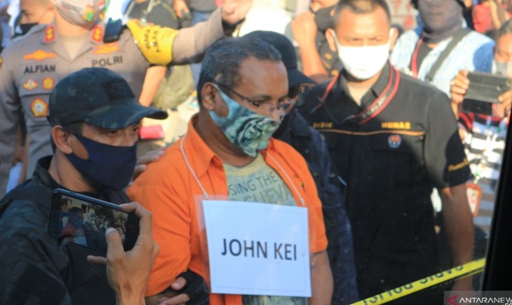 John Kei dalam rekonstruksi kasus yang digelar pada Senin (6/7/2020) di Komplek Tytyan Indah, Bekasi Barat, yang merupakan rumah John Kei. ANTARA/Fianda Rassat