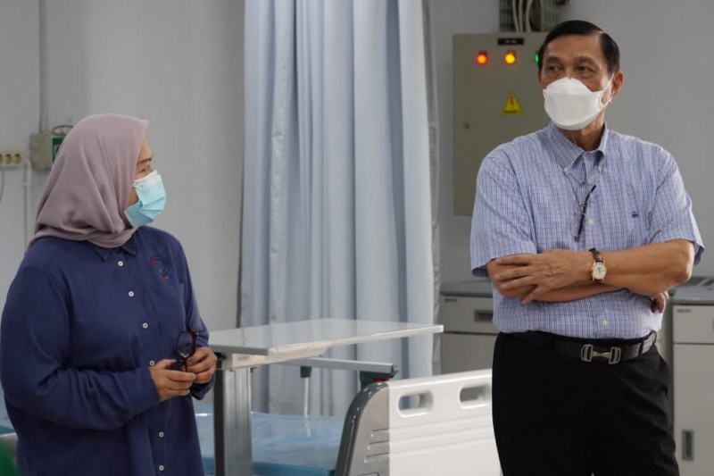 Menteri Koordinator Bidang Kemaritiman dan Investasi Luhut Binsar Pandjaitan meninjau RSPJ Ekstensi COVID-19 Asrama Haji Pondok Gede, Jakarta Timur untuk memastikan kesiapan dijadikan tempat isolasi mandiri bagi pasien COVID-19. ANTARA/HO-Kemenko Marves