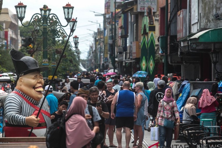   Wisatawan memadati kawasan wisata Malioboro, Yogyakarta, Senin (31/12). (ANTARA FOTO/Andreas Fitri Atmoko)