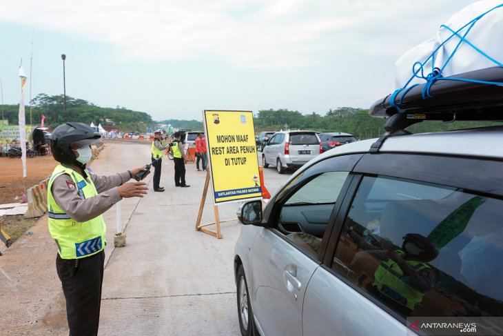 Polisi memandu pemudik di lokasi yang rest areanya ditutup lantaran penuh