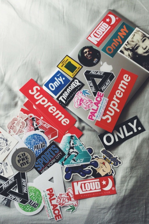 MacBook dihiasi dengan stiker. (Foto Pinterest)