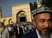 Massa Bela Muslim Uighur Bakar Spanduk Bendera China