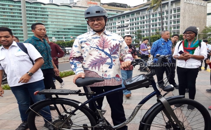  Gunakan Sepeda Anies Sambangi Christmas Carol di Depan Hotel Grand Hyatt