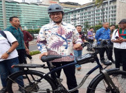  Gunakan Sepeda Anies Sambangi Christmas Carol di Depan Hotel Grand Hyatt