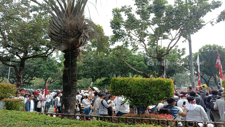 Ratusan orang yang tergabung dalam Aksi Damai Aliansi Karyawan Hiburan dan Pengusaha Hiburan menggeruduk Balai Kota DKI, Jakarta Pusat, pada Selasa (21/7). Foto: MP/Asropih 