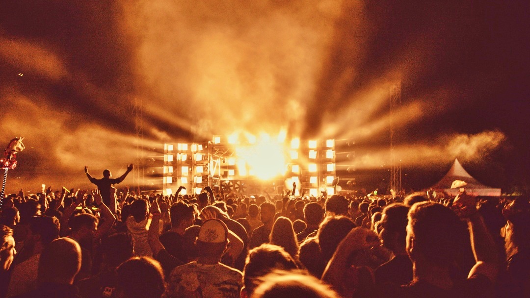 Konser Lentera Festival Tangerang Ricuh, Penonton Rusak Barang Vendor hingga Bakar Panggung