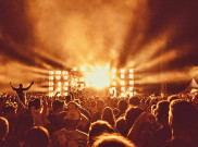 Konser Lentera Festival Tangerang Ricuh, Penonton Rusak Barang Vendor hingga Bakar Panggung