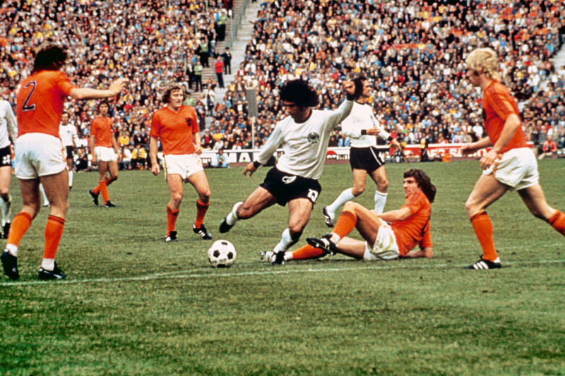 Gerd Muller saat beraksi di final Piala Dunia 1974 menghadapi Belanda