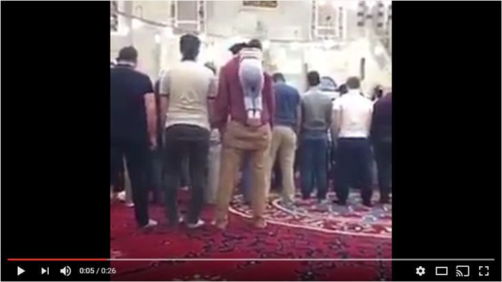 Kelakuan Lucu Anak Saat Mengganggu Sang Ayah Salat