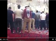 Kelakuan Lucu Anak Saat Mengganggu Sang Ayah Salat