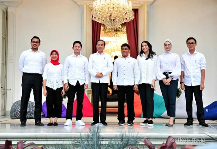 Presiden Jokowi bersama para staf khusus milenial 