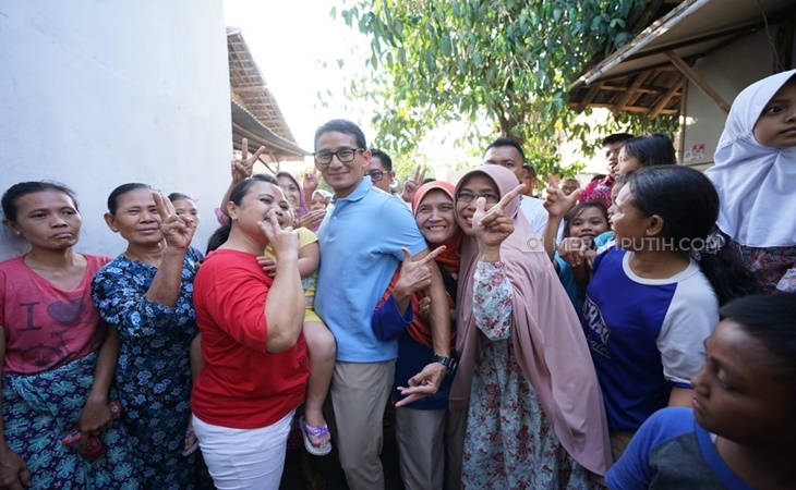 Seusai Bicara OK OCE, Sandiaga Belajar Bikin Emping di Cirebon