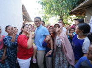 Seusai Bicara OK OCE, Sandiaga Belajar Bikin Emping di Cirebon
