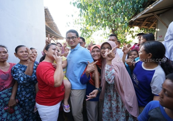 Seusai Bicara OK OCE, Sandiaga Belajar Bikin Emping di Cirebon