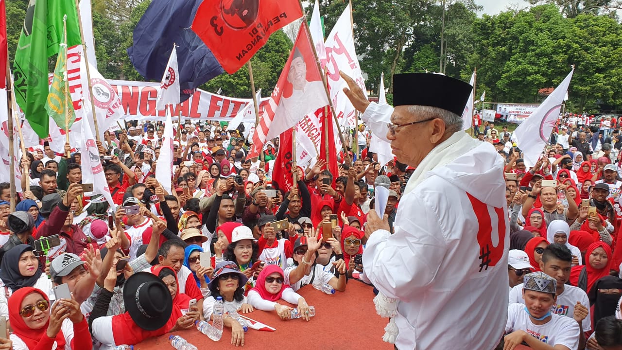 Pakai Jaket Ponco, Kiai Ma'ruf Kampanye Orang Miskin Boleh Sakit di Era Jokowi