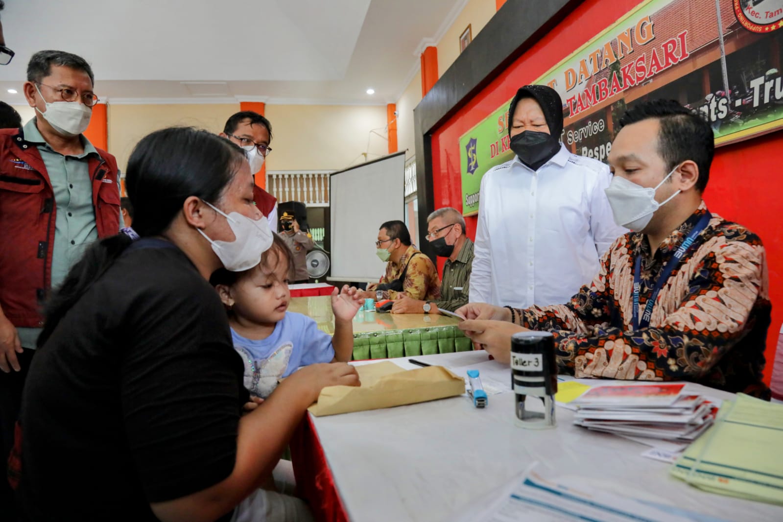 Penyaluran Bansos di Surabaya Tersendat, Risma Turun Tangan Langsung