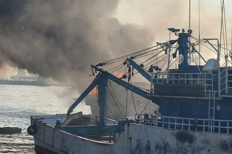 Kapal Terbakar di Muara Baru Jakut, ABK Panik Posisi Masih di Tengah Laut
