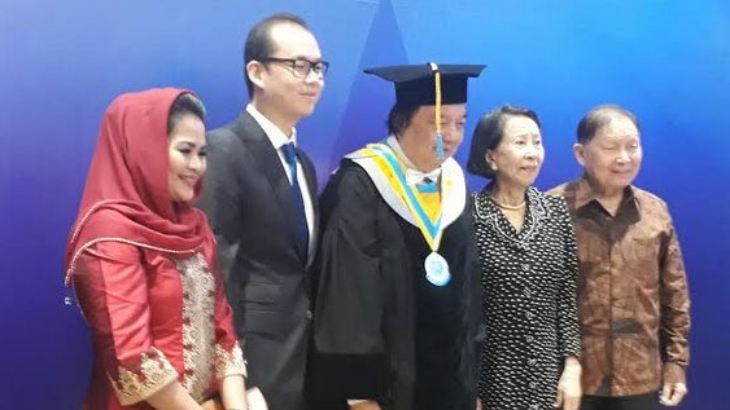 Dato Sri Tahir Dapat Gelar Doktor Honoris Causa dari Unair
